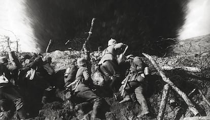 Soldados alemanes en una trinchera, durante la Primera Guerra Mundial.