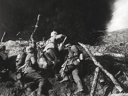 Soldados alemanes en una trinchera, durante la Primera Guerra Mundial.