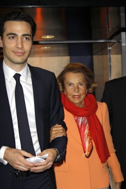 Jean-Victor Meyers junto a su abuela, Liliane Bettencourt