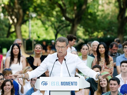 El candidato del PP a la presidencia del Gobierno, Alberto Núñez Feijóo, el lunes durante un acto electoral en Barcelona.