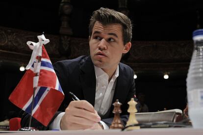 Magnus Carlsen, al comienzo de su partida frente a Anish Giri, el domingo en Bilbao