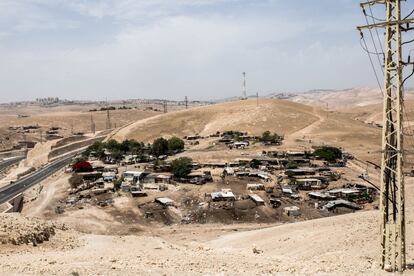 Panorámica de la aldea beduina de Khan al-Ahmar desde una colina cercana. Desde 1967, las autoridades israelíes han demolido más de 27.000 hogares palestinos localizados en territorio ocupado, según datos del Comité Israelí contra las demoliciones de casas. En la actualidad, el número total de palestinos beduinos en riesgo de desplazamiento forzoso asciende a 26.000 solo en el territorio ocupado de Cisjordania, a los que se suman alrededor de 80.000 en el desierto del Neguév, según datos de la ONG Instituto de Palestina para la Diplomacia Pública.