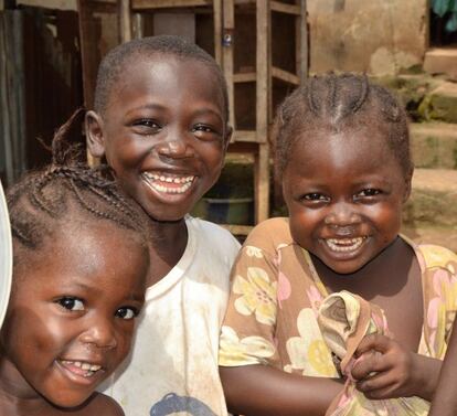 <p>Y a pesar de las dificultades a las cuales estos niños sierra leoneses se enfrentan diariamente, su esperanza y su sonrisa no desvanecen. Son jóvenes marcados por la pobreza, hambruna y el ébola. Estos jóvenes representan el futuro de Sierra Leona y no cabe duda de que lucharán con todas sus fuerzas por mantener este letal virus lejos de África.</p> <p>He conocido tantos niños felices y con las mismas ilusiones que la mayoría de niños en España, pero con la diferencia de que han nacido en medio de la pobreza más extrema, han crecido entre los escombros que la guerra civil dejó y han sobrevivido a la peor epidemia de ébola de la historia. Estos niños para mí ya son héroes. </p>