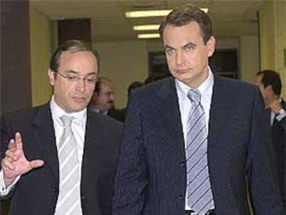 El ex director de Informativos de TVE Alfredo Urdaci, con José Luis Rodríguez Zapatero, antes de una entrevista.