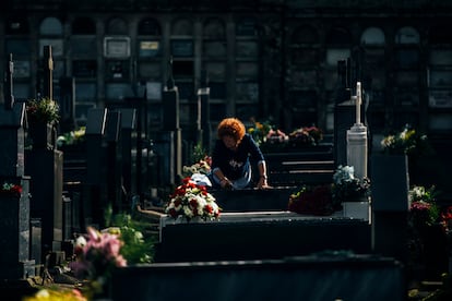 Una mujer visita el cementerio de Boisaca, el 31 de octubre.