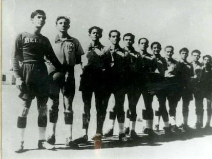 Fidel Castro, segundo à esquerda, com a equipe do colégio Belén.