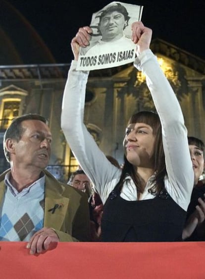 Sandra Carrasco, la hija del ex concejal asesinado el sábado por ETA, sostiene un cartel con el rostro de su padre en la marcha que ha recorrido Mondragón esta tarde