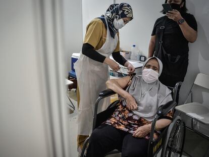 Una mujer recibe la vacuna contra la covid-19 en Kuala Lumpur, Malasia, el 28 de mayo de 2021.