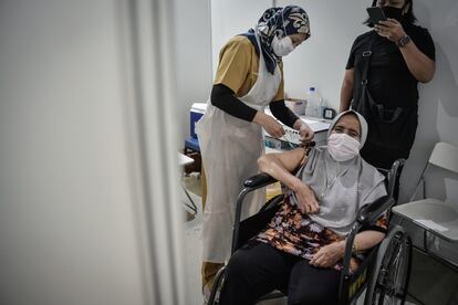 Una mujer recibe la vacuna contra la covid-19 en Kuala Lumpur, Malasia, el 28 de mayo de 2021.