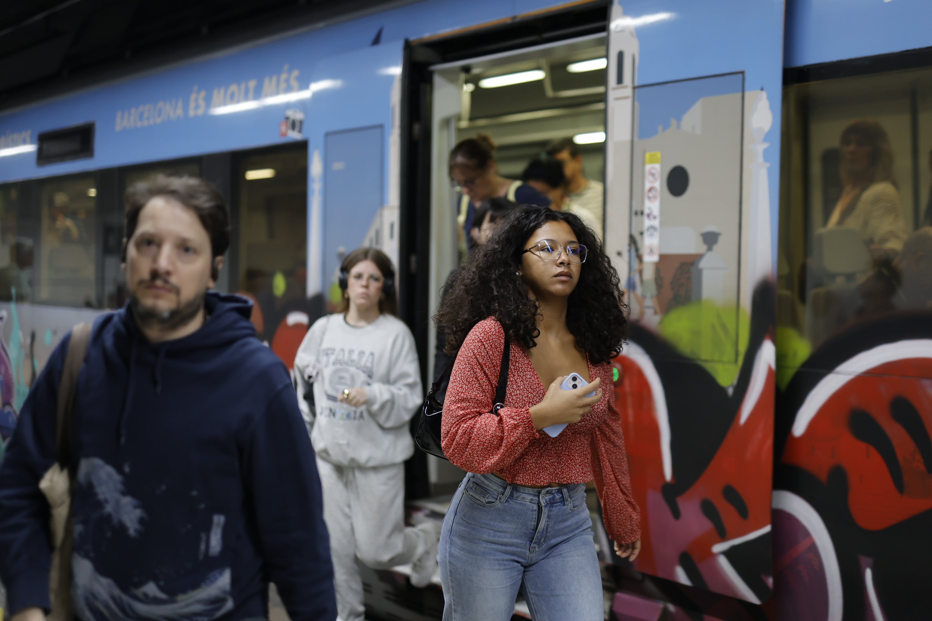 Usuarios del servicio de Rodalies llegando a la estación de Sants en un R2, en una imagen de archivo.