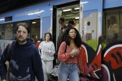 Usuarios del servicio de Rodalies a su llegada a la estación de Sants en un R2, este martes. 