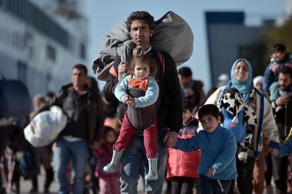 Miles de refugiados llegan a Grecia desde Turquía a principios de febrero.