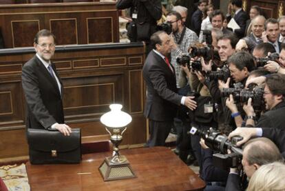 Mariano Rajoy posa ante los fotógrafos tras conseguir el respaldo del Congreso a su investidura como presidente.