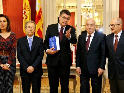 El presidente de las Cortes recibe el informe de 2015 del S&iacute;ndic de Greuges, situado a su izquierda.