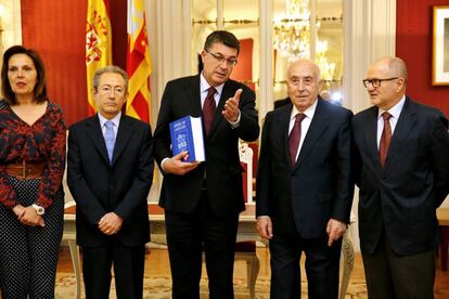 El presidente de las Cortes recibe el informe de 2015 del Síndic de Greuges, situado a su izquierda.