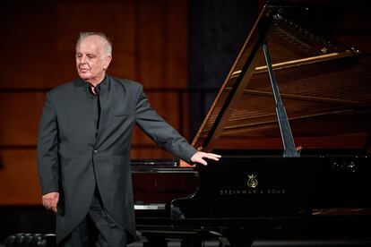 Daniel Barenboim saluda al público que llenaba el nuevo aforo del Palacio de Carlos V.