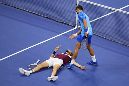 Djokovic se interesa por Medvedev tras una caída del ruso.