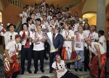 El Alcalde de Sevilla, Juan Ignacio Zoido, recibe a los jugadores del Sevilla en el ayuntamiento de la capital hispalense.