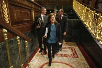 La vicepresidenta del Gobierno, Soraya Sáenz de Santamaría, seguida del ministro de Justicia, Alberto Ruiz Gallardón (i), y el portavoz parlamentario popular, Alfonso Alonso (d), a su llegada al debate del proyecto de Presupuestos Generales del Estado para 2014 que se celebra en el Congreso de los Diputados.