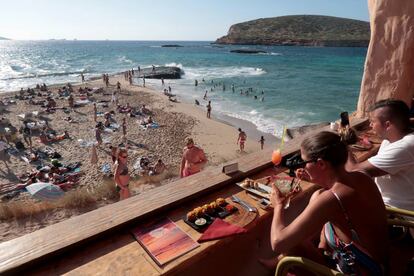 Turistas en la cala Conta, en Ibiza.