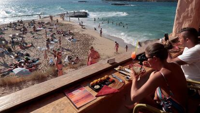 Turistas en la cala Conta, en Ibiza.