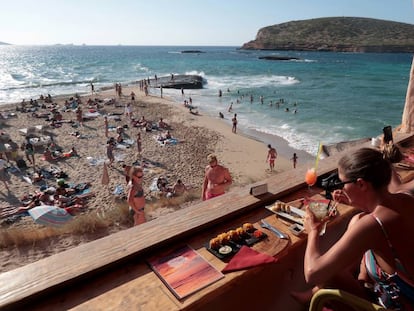 Turistas en la cala Conta, en Ibiza.