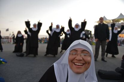 Un grupo de monjas canta y sigue la coreografía de un grupo musical en las horas previas a la vigilia papal.