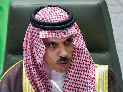 El ministro saudí de Exteriores, el príncipe Faisal Bin Farhan al Saud, durante el anuncio de su propuesta de alto el fuego a los rebeldes Huthi de Yemen.