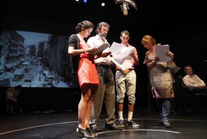 Sara Rivero, Ginés García Millán, Jaime Cano y Ana Labordeta ensayan <i>Las bicicletas son para el verano</i>. Al fondo, Iñaki Gabilondo.