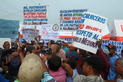 Comerciantes dominicanos bloquean en la frontera con Haití.