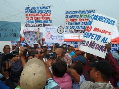 Comerciantes dominicanos bloquean en la frontera con Hait&iacute;.