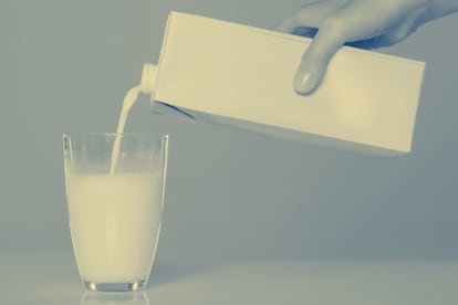 Os alérgicos e intolerantes à lactose são um coletivo cada vez mais numeroso e o leite de vaca é, para muitos, outra das ameaças à saúde. O endocrinologista da Clínica Universidade de Navarra alerta que deixar de tomar leite “pode limitar desnecessariamente a ingestão de cálcio e de vitaminas A, D, E e B”. Desmente que os preparados lácteos ou outros tipos de leite (como leite de soja, por exemplo) sejam nutricionalmente equivalentes ao leite de vaca e frisa: “A substituição do leite como produto de riqueza nutricional não é fácil”.