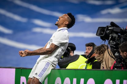 El jugador del Real Madrid gesticula tras una jugada
