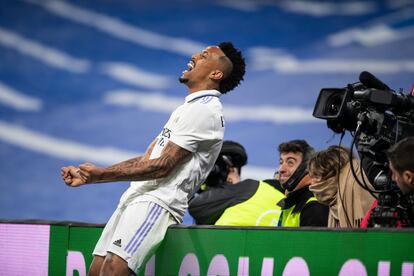 El jugador del Real Madrid gesticula tras una jugada