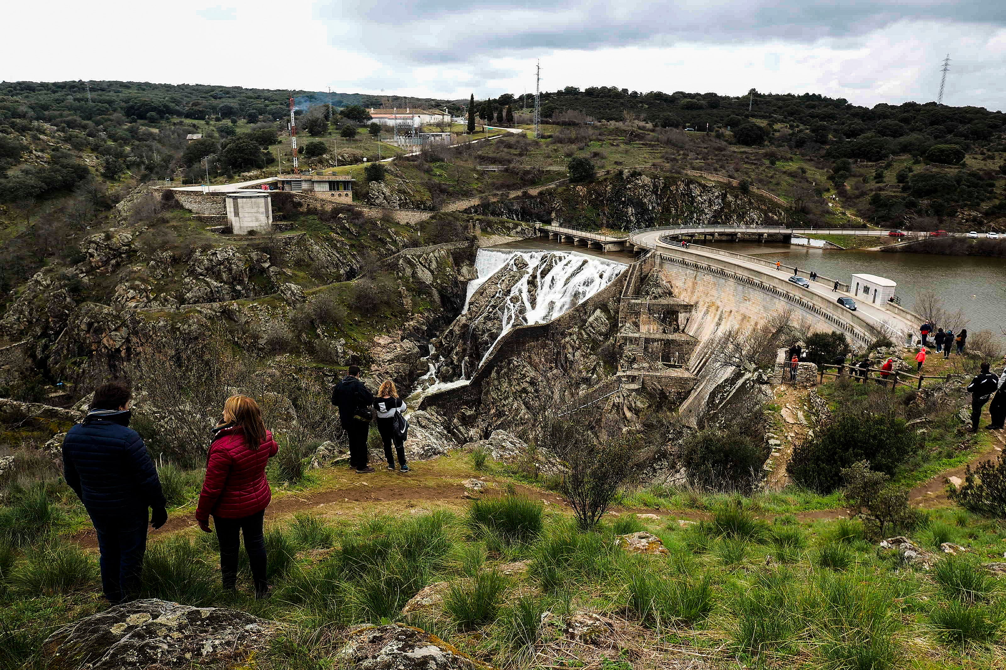 Desembalse en la presa de El Villar, en la cuenca del río Lozoya, el 15 de marzo.