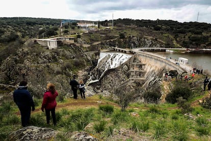 Desembalse en la presa de El Villar en la Comunidad de Madrid