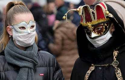 Mascarados usam proteção contra o coronavírus no Carnaval de Veneza.