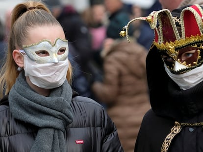 Mascarados usam proteção contra o coronavírus no Carnaval de Veneza.