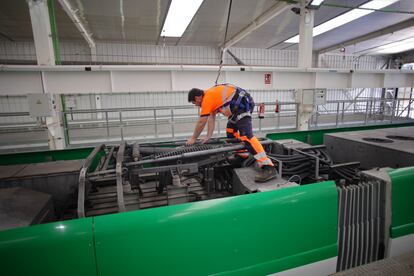 Un técnico inspecciona la parte superior de uno de los trenes tranvías de la Bahía de Cádiz. El actual gobierno de la Junta de Andalucía asegura que cuando accedió al cargo en 2018 aún quedaban millones por invertir.