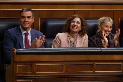 El presidente del Gobierno, Pedro Sánchez; las vicepresidentas primera y ministra de Hacienda, María Jesús Montero, y segunda y ministra de Trabajo, Yolanda Díaz, en el Congreso de los Diputados, este jueves.