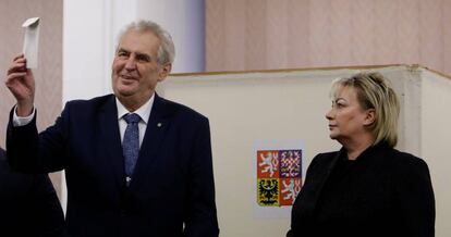 El presidente checo ejerce el voto, junto a su esposa, este sábado en Praga.