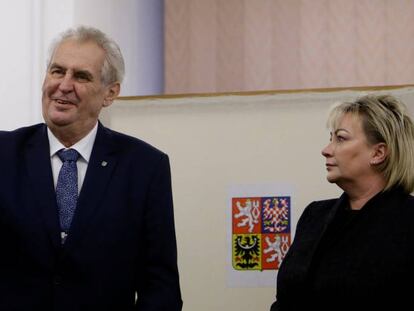 El presidente checo ejerce el voto, junto a su esposa, este s&aacute;bado en Praga.