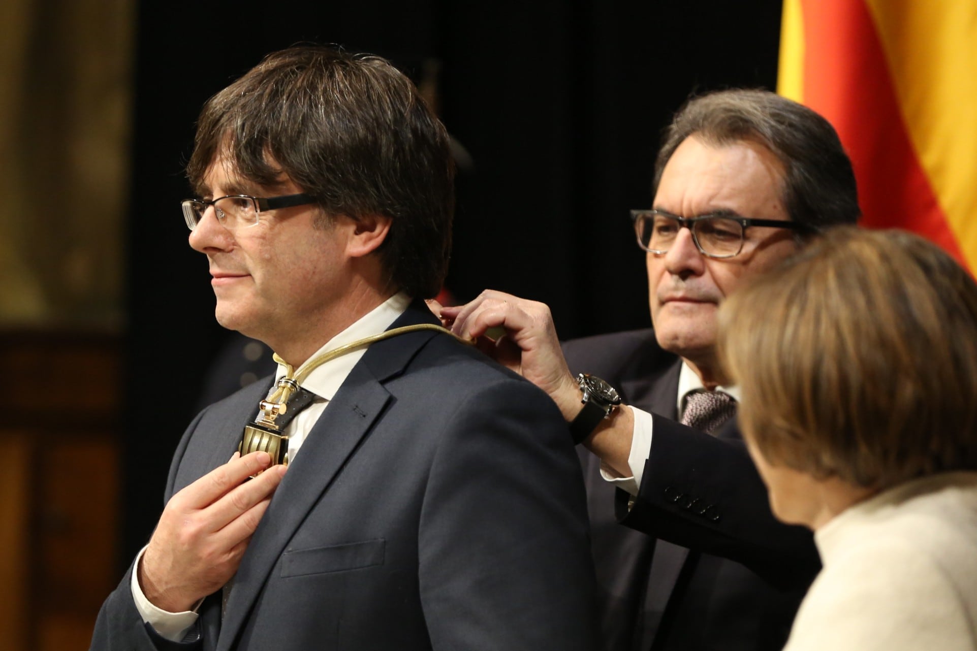 El expresidente de la Generalitat Artur Mas impone la medalla representativa del cargo al entonces nuevo presidente catalán, Carles Puigdemont.
