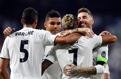 Los jugadores del Real Madrid celebran el tercer gol, anotado por Mariano.