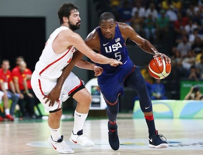 . Rio De Janeiro (Brazil), 19/08/2016.- Kevin Durant (R) of the USA in action against Sergio Llull (L) of Spain during the men's Basketball semi final game between Spain and the USA at the Rio 2016 Olympic Games at the Carioca Arena 1 in the Olympic Park in Rio de Janeiro, Brazil, 19 August 2016. (España, Brasil, Baloncesto, Estados Unidos) EFE/EPA/LARRY W. SMITH