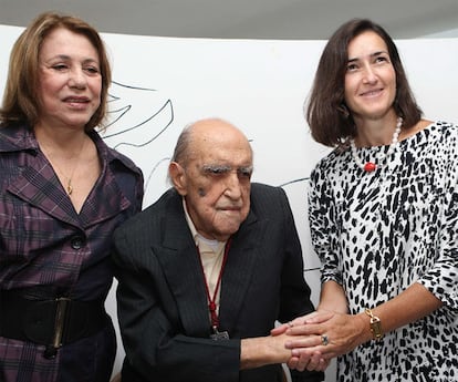El arquitecto, acompañado por su esposa Vera Lúcia Cabreira (a la izquierda), y la ministra González-Sinde, (a la derecha).