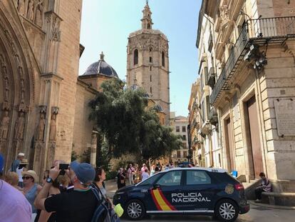 Un coche de policía corta el paso en la calle Micalet, junto a la catedral de Valencia.
