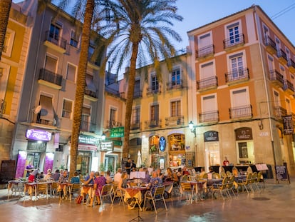 Varias personas cenan en una terraza, en Alicante.