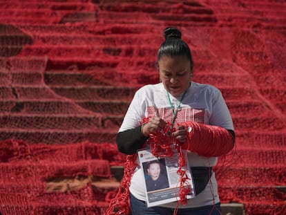 Una madre de un joven desaparecido teje durante una acción colectiva en Ciudad de México, el 11 de diciembre.