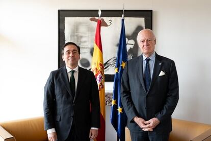 El ministro español de Exteriores, José Manuel Albares, a la izquierda, con el enviado de la ONU para el Sáhara Occidental, Staffan de Mistura, este lunes en Bruselas.